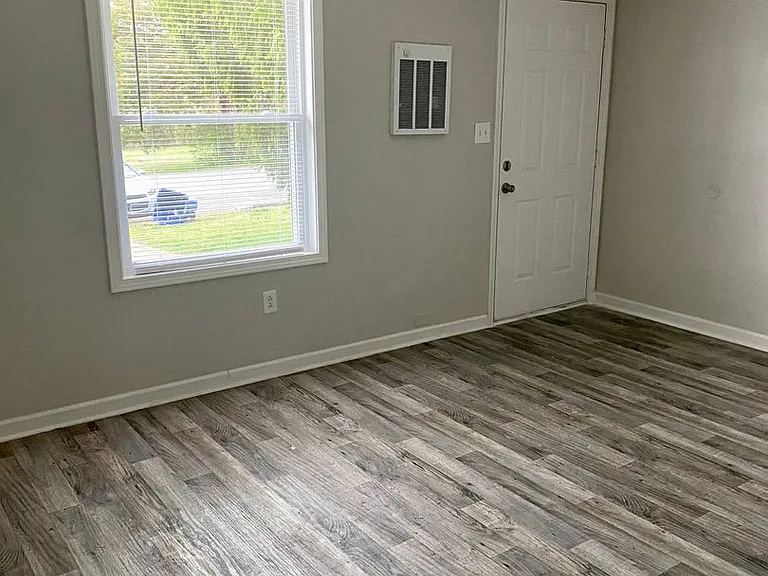 94 Cedarcrest Dr — Photo 3