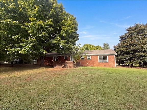 5th image of 3828 Waterview Rd