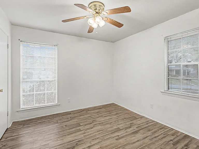 54 N University Blvd — Photo 7