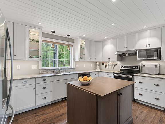 3rd image of 77 Wood Road