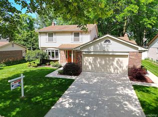 9391 Mayflower Ct, Plymouth, MI 48170
