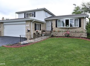 255 N Flora Pkwy, Addison, IL 60101