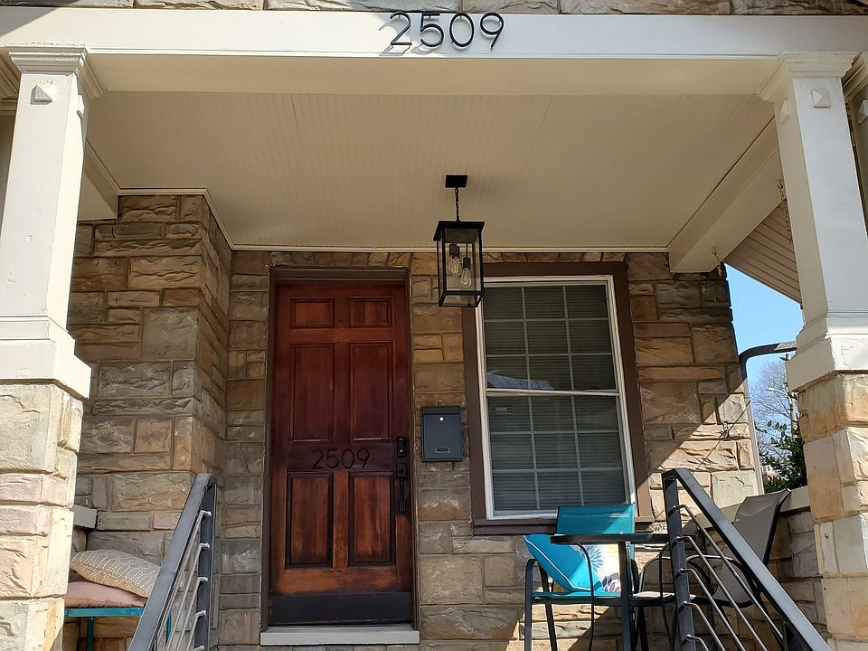 Front of house. Porch for relazing and chatting.