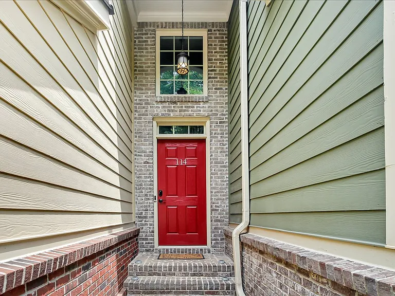 114 Creighton Ln — Photo 4