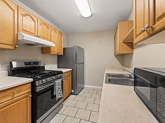 3rd image of 906 Oleander Ln