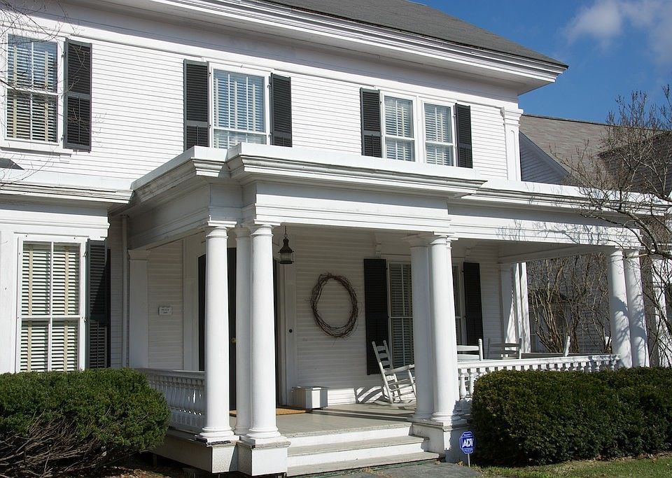 Historic home in Woodstock village with two carriage apts.