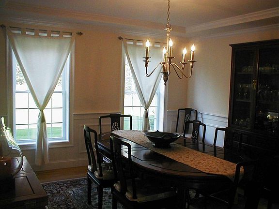 Formal Dining Rm w/Tray Ceiling