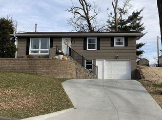 101 Birdland Dr, Newton, IA 50208