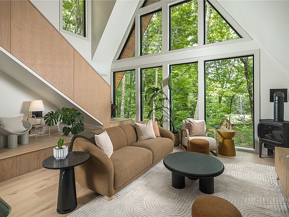 4th image of 122 Wintergreen Way