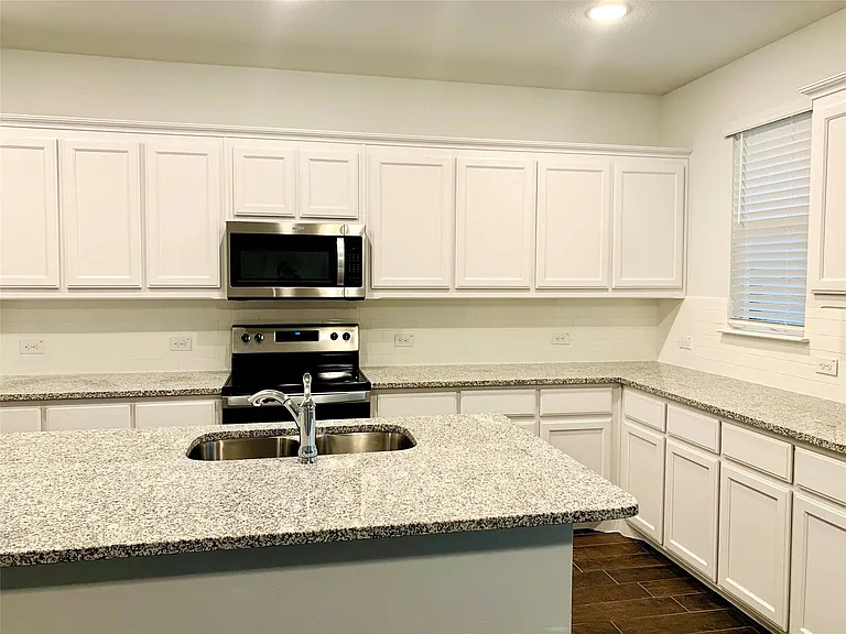 407 Milverton Dr — Photo 8
