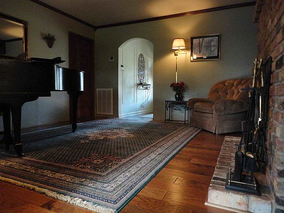 3rd image of 1650 Williamsburg Ln