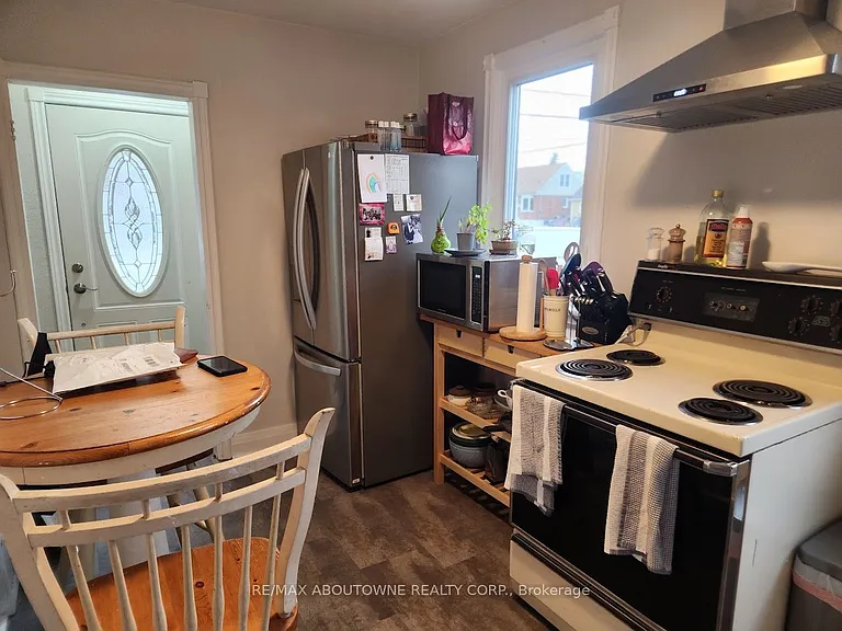 295 Queensdale Ave E — Photo 4