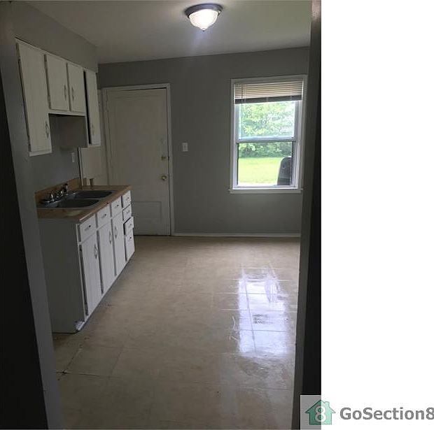 1st image of 922 N Central Dr