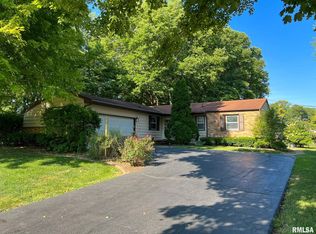 9519 N Brookview Dr, Peoria, IL 61615