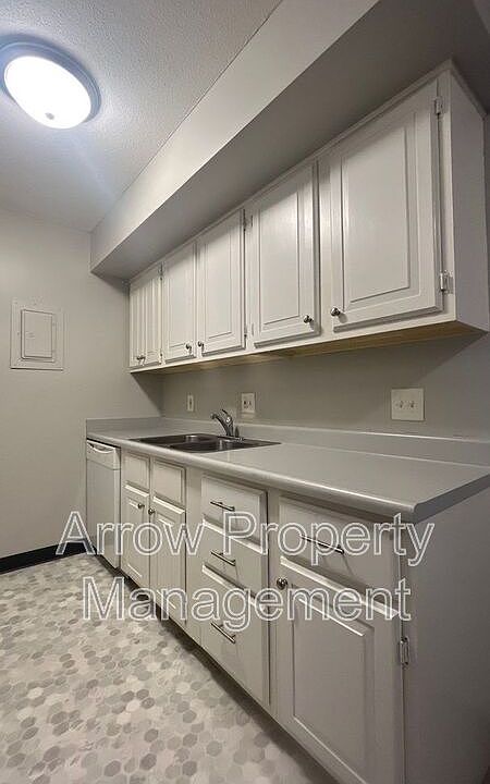 1st image of 814 S 18th St #4