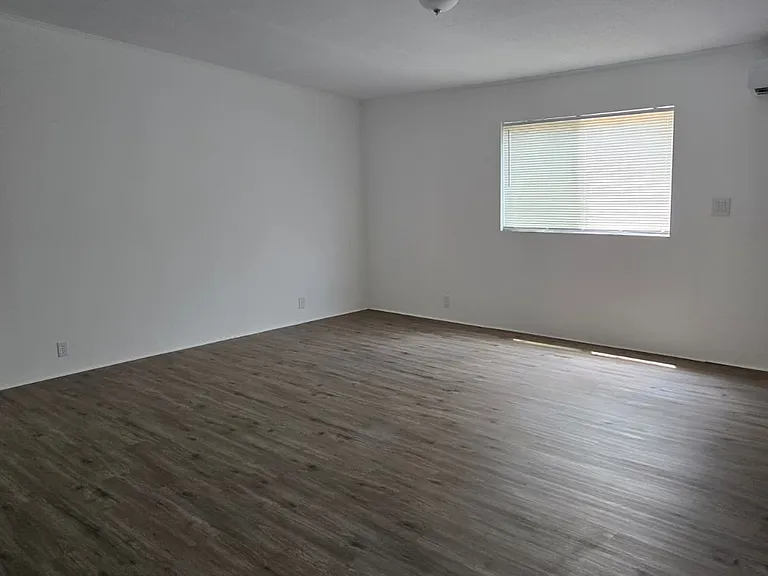 589 Anna Ave — Photo 6
