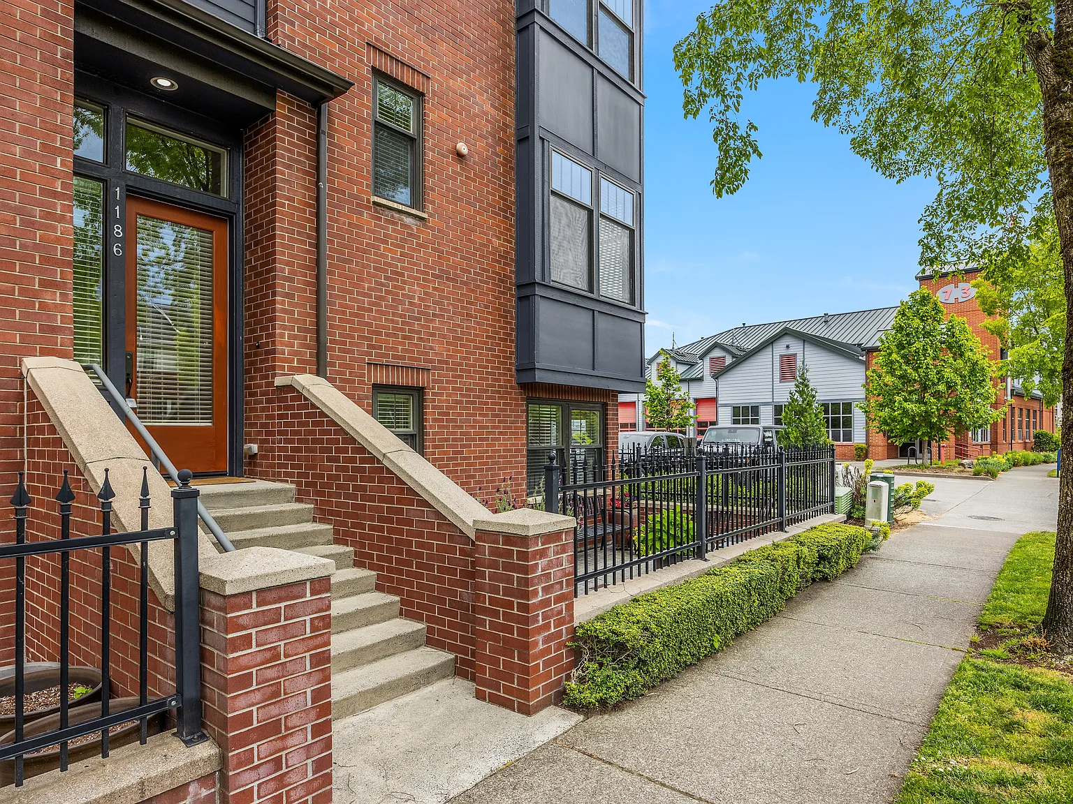 4 bed, 2120 sqft, $4,495 — Photo 3