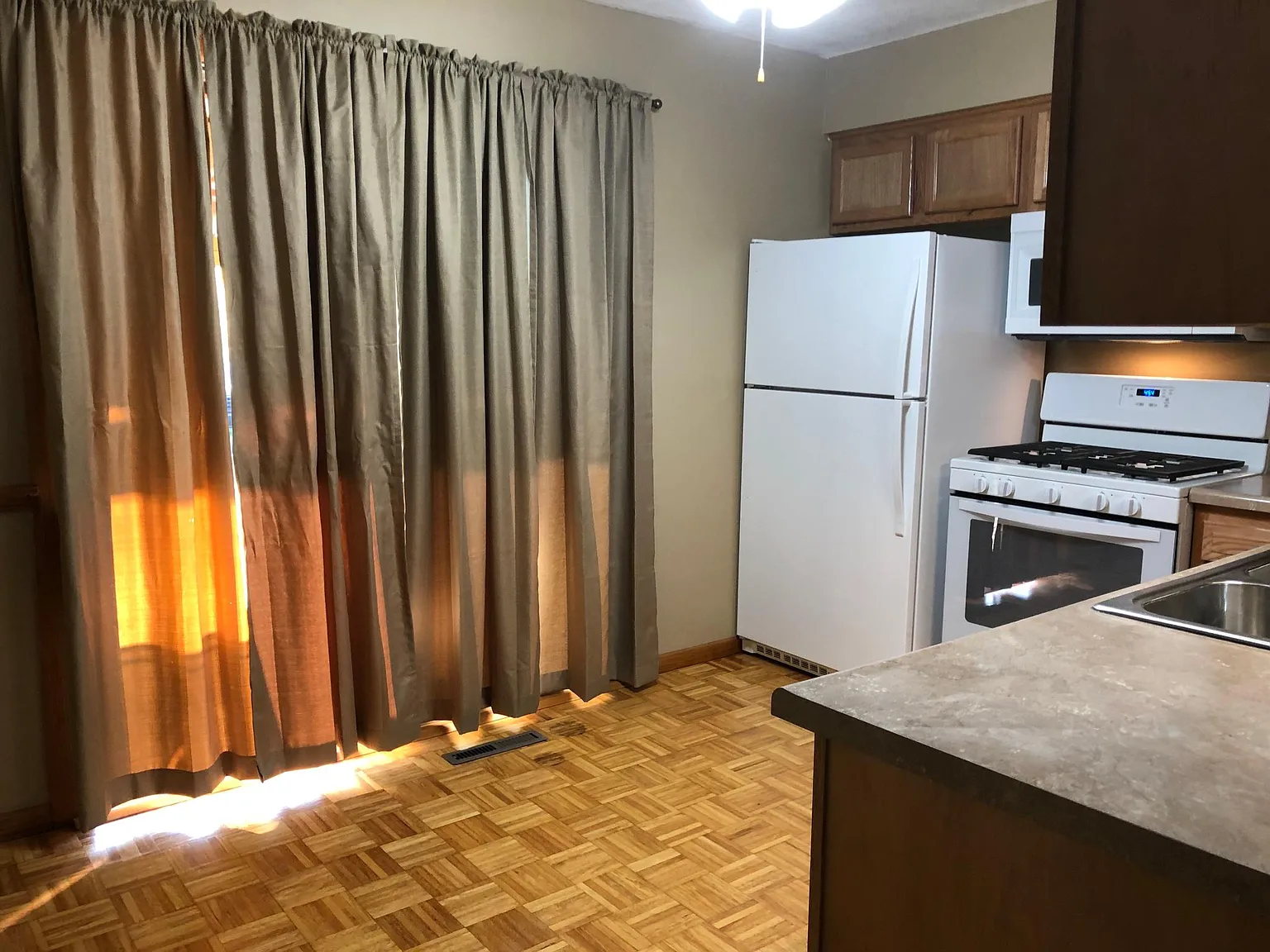 2 bed, 872 sqft, $1,399 — Photo 2