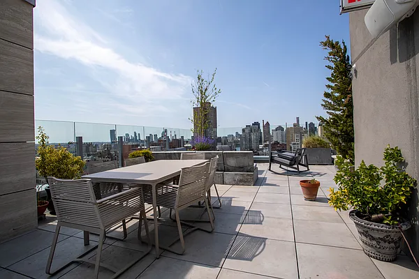 Rented by Bond New York | media 352