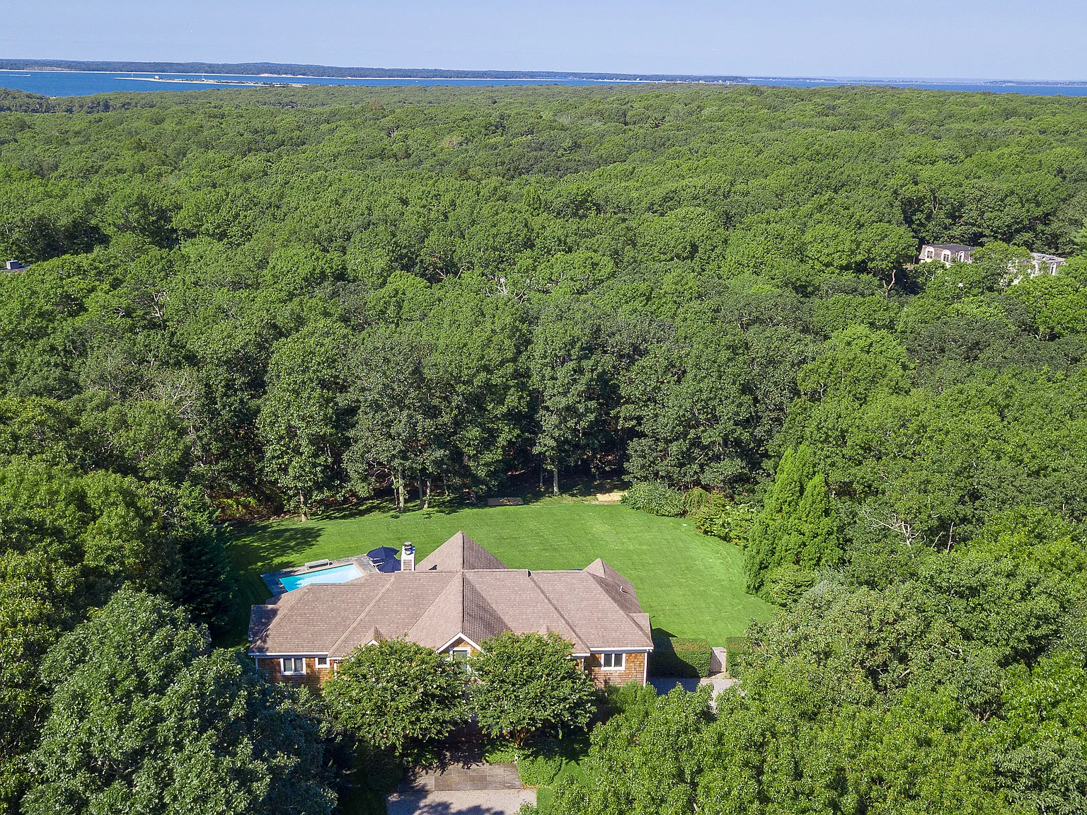 Beautiful East Hampton Northwest — Photo 3