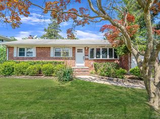 17 McKinley Ave, Farmingdale, NY 11735