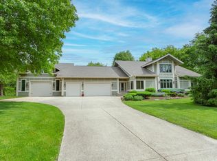 43W400 Sanctuary Trl, St Charles, IL 60175