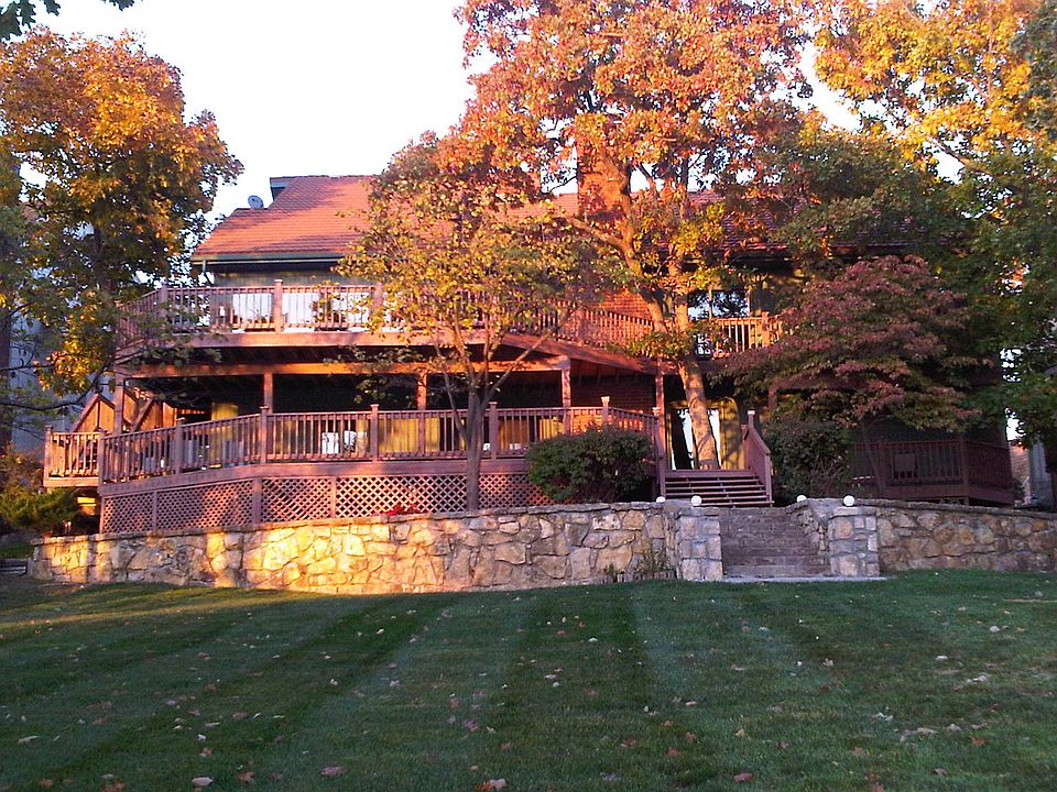 2nd image of 130 NE Edgewater Dr