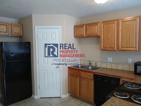 3rd image of 1592 Zener St APT A