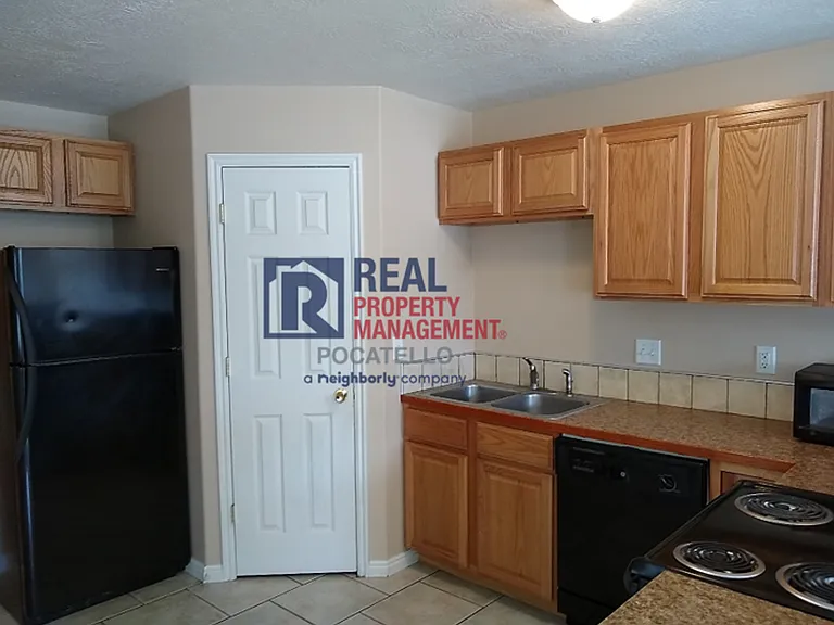 1592 Zener St — Photo 3