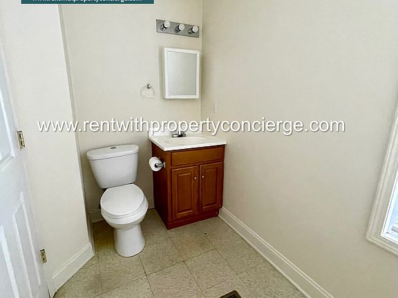4th image of 30 Hubbard St
