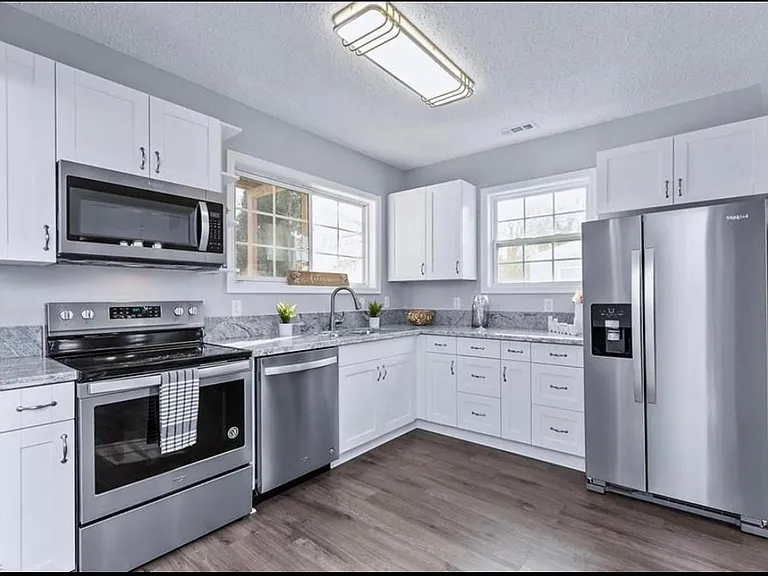 2322 Barraud Ave — Photo 1