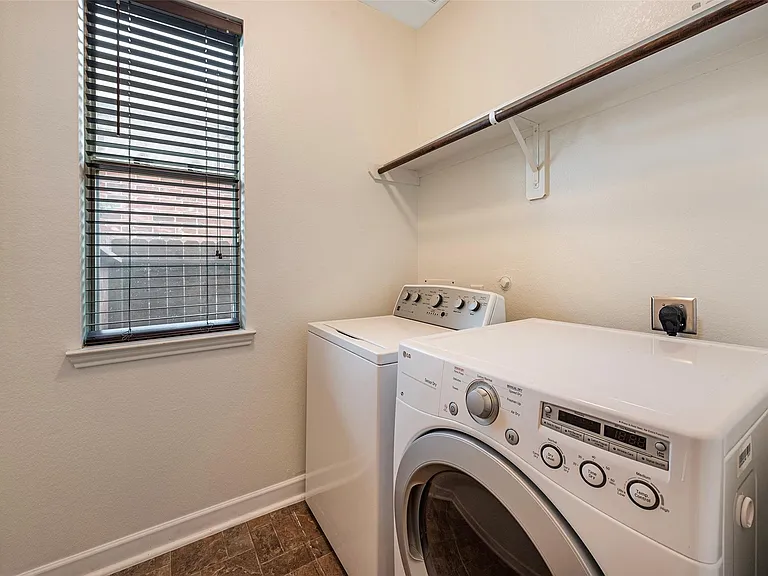 106 Crown Point Ct — Photo 4