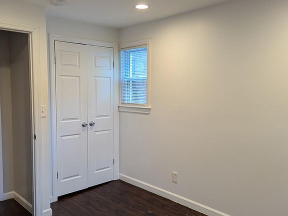 3rd image of 829 Suffolk Ave APT 10