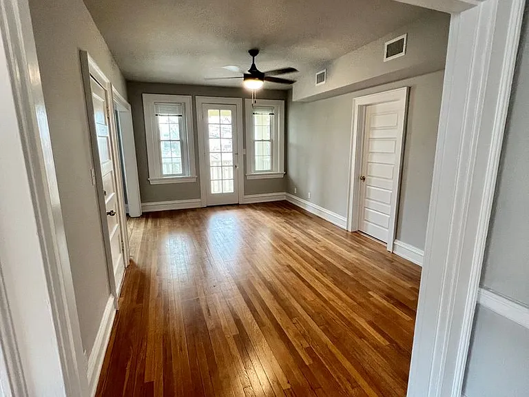 402 N Sheppard St — Photo 10