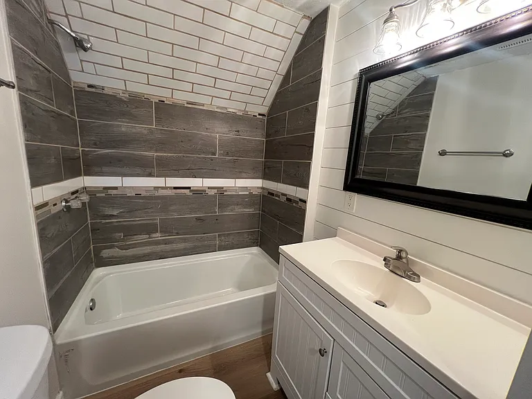 1347 N Gale St — Photo 20