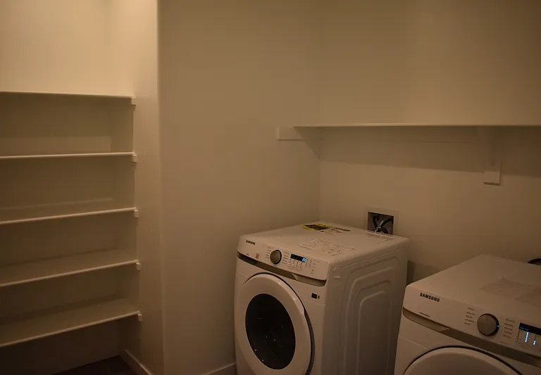 4470 N San Clemente Ave — Photo 28