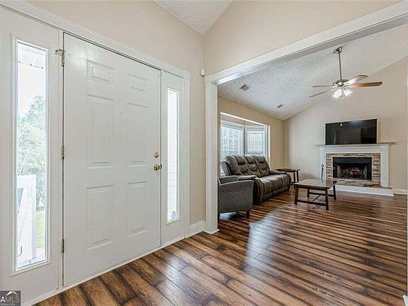 4th image of 391 Pinewood Pl