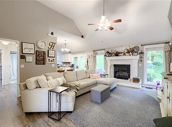 4th image of 1019 SW Primrose Ct