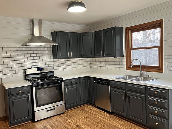 4th image of 1049 E Sanford Rd