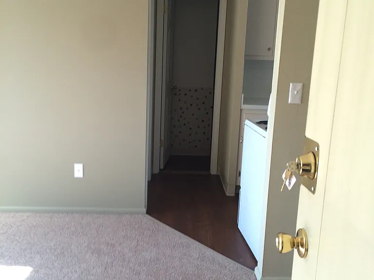 Holland Gardens Apartments — Photo 33