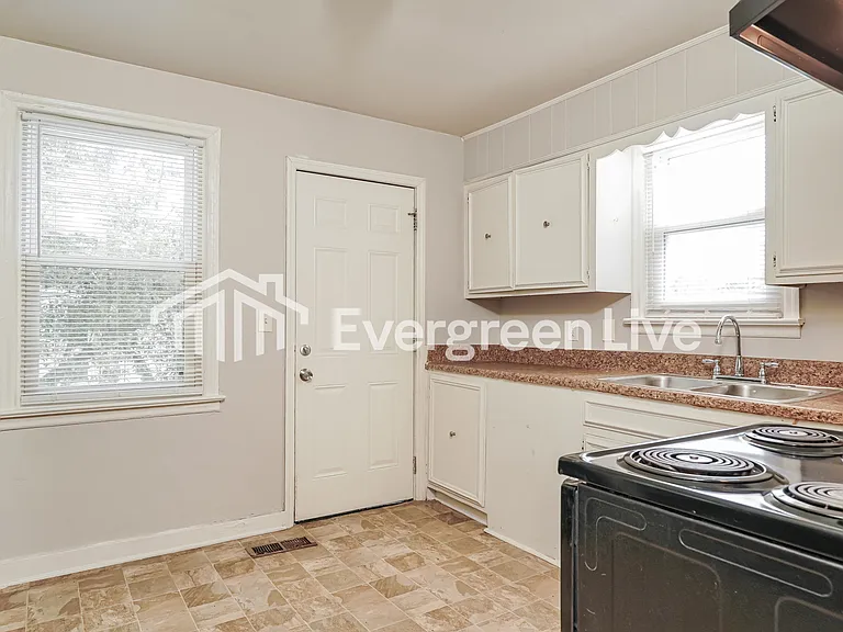 129 Winburn St — Photo 7