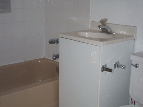 4th image of 2318 N Southport Ave #1C
