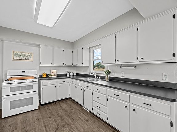 5th image of 604 3rd St