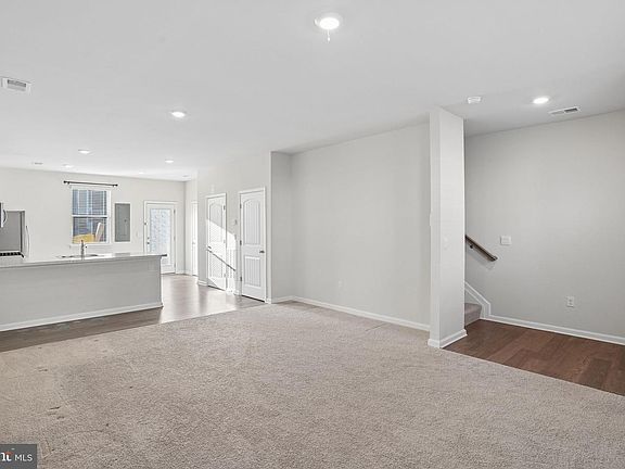 5th image of 35 Crowberry Dr
