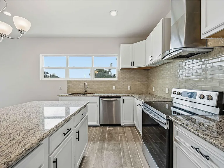 5302 Saxon Dr #1/2 — Photo 8