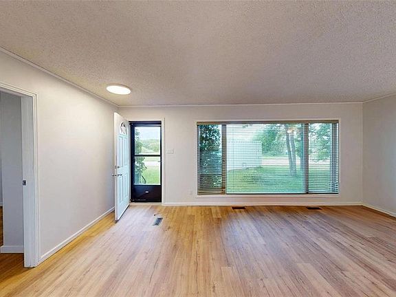 5th image of 393 Railway St