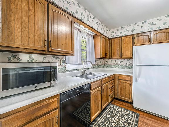 5th image of 301 Sherman Dr