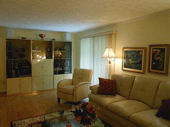 4th image of 120 Glenwood Dr