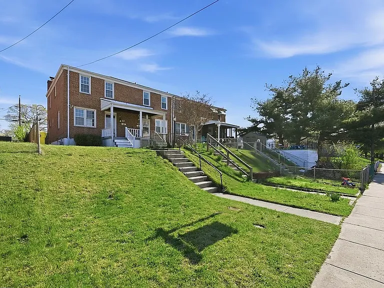 308 Georgia Ave NE — Photo 2