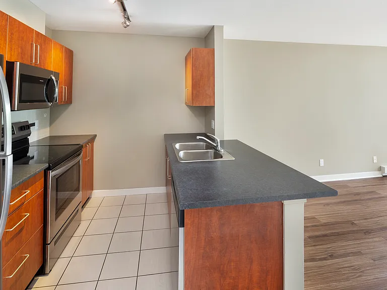939 Beatty St — Photo 17
